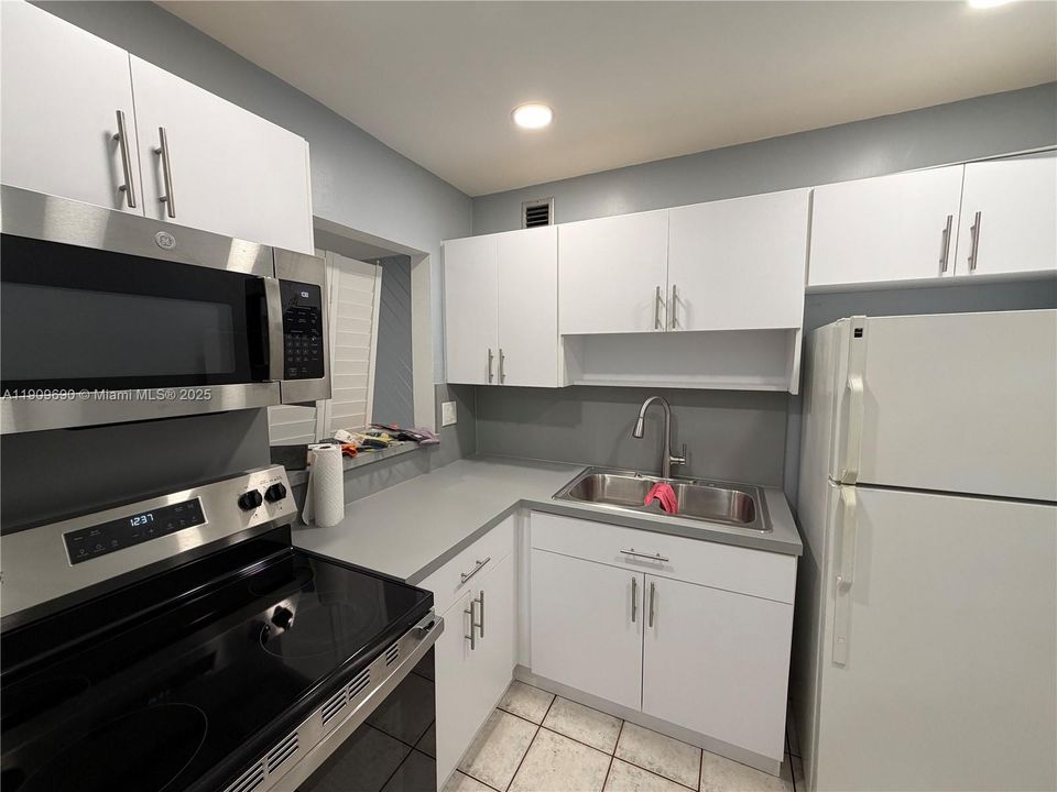 Recently Rented: $1,800 (1 beds, 1 baths, 765 Square Feet)