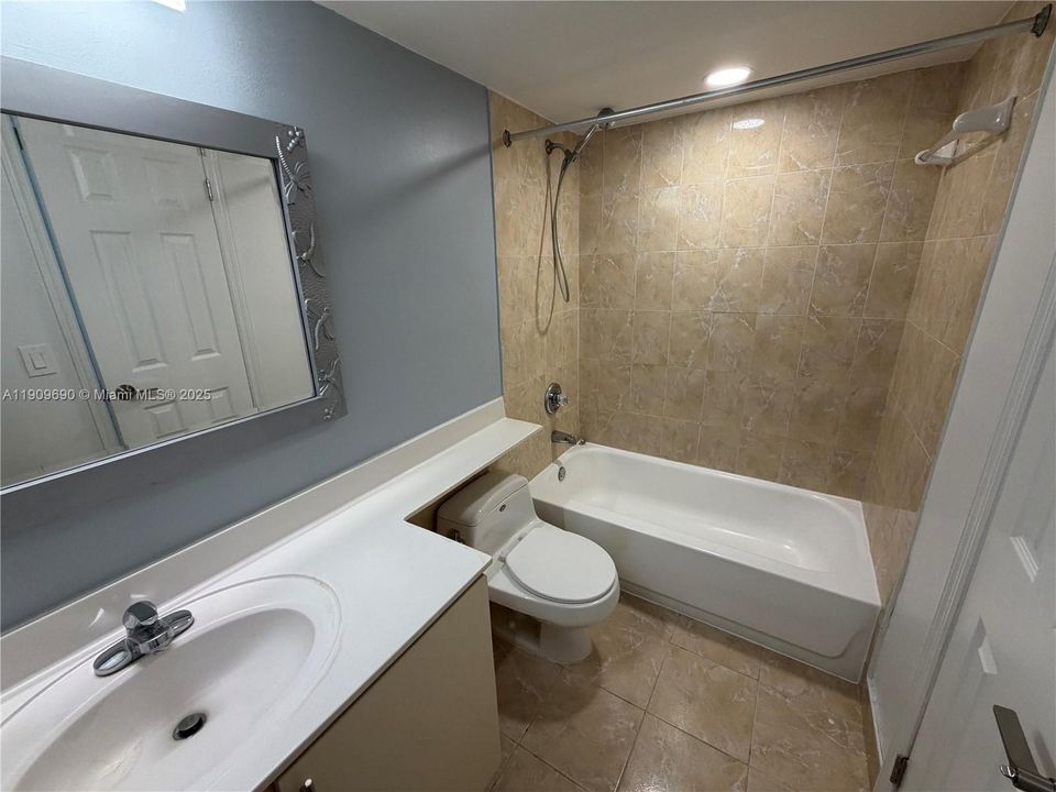 Recently Rented: $1,800 (1 beds, 1 baths, 765 Square Feet)