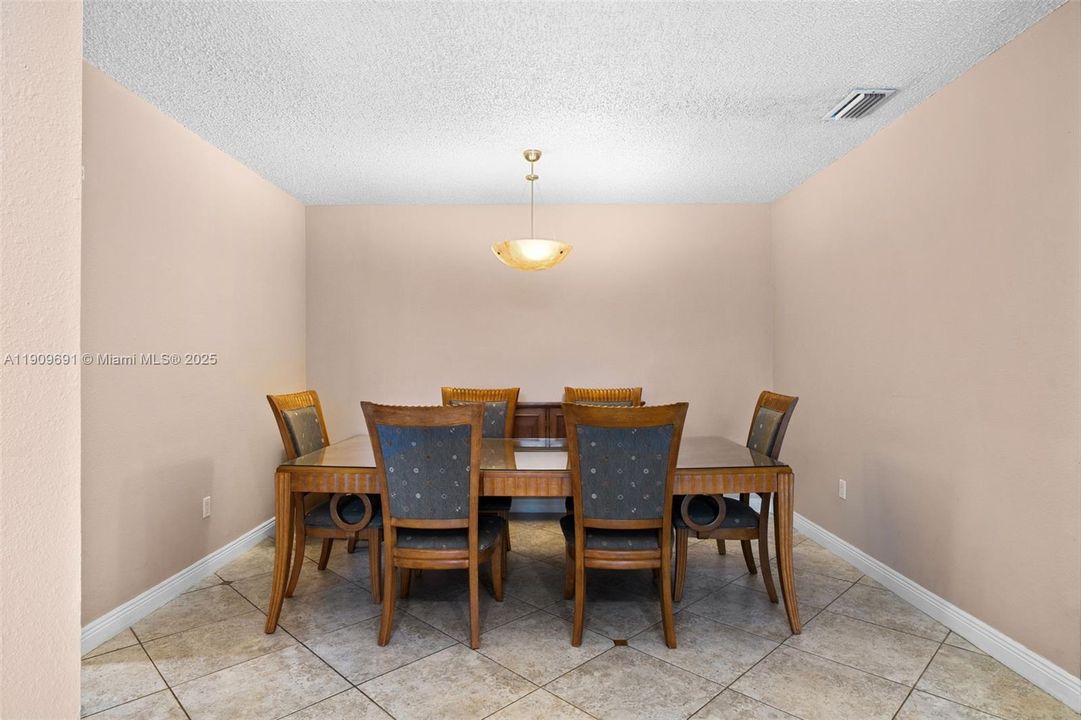 待售: $950,000 (3 贝兹, 2 浴室, 1668 平方英尺)