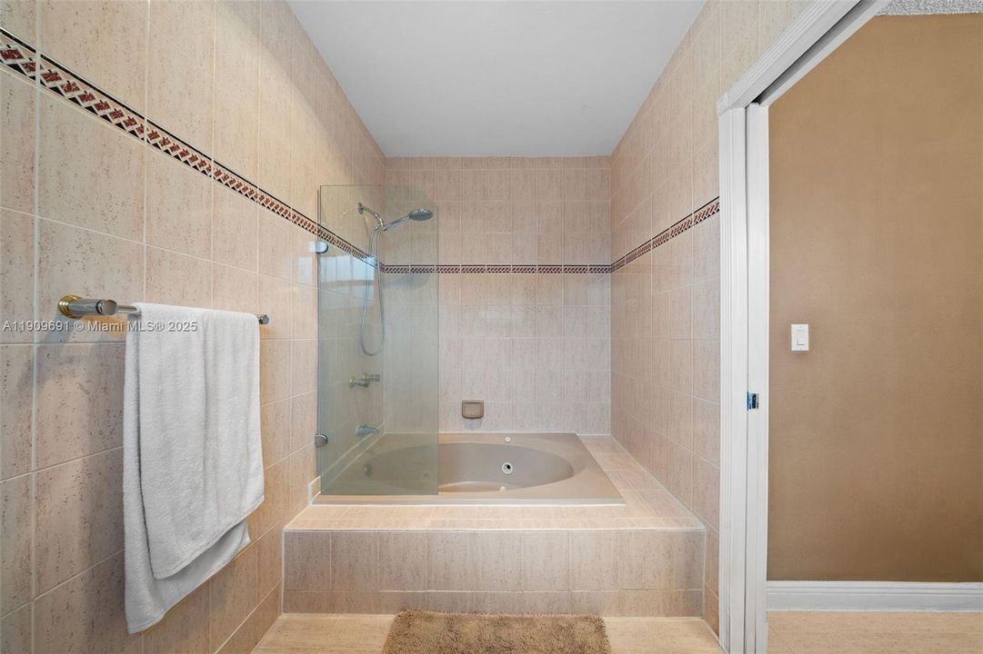 待售: $950,000 (3 贝兹, 2 浴室, 1668 平方英尺)