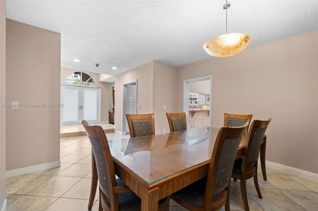 待售: $950,000 (3 贝兹, 2 浴室, 1668 平方英尺)