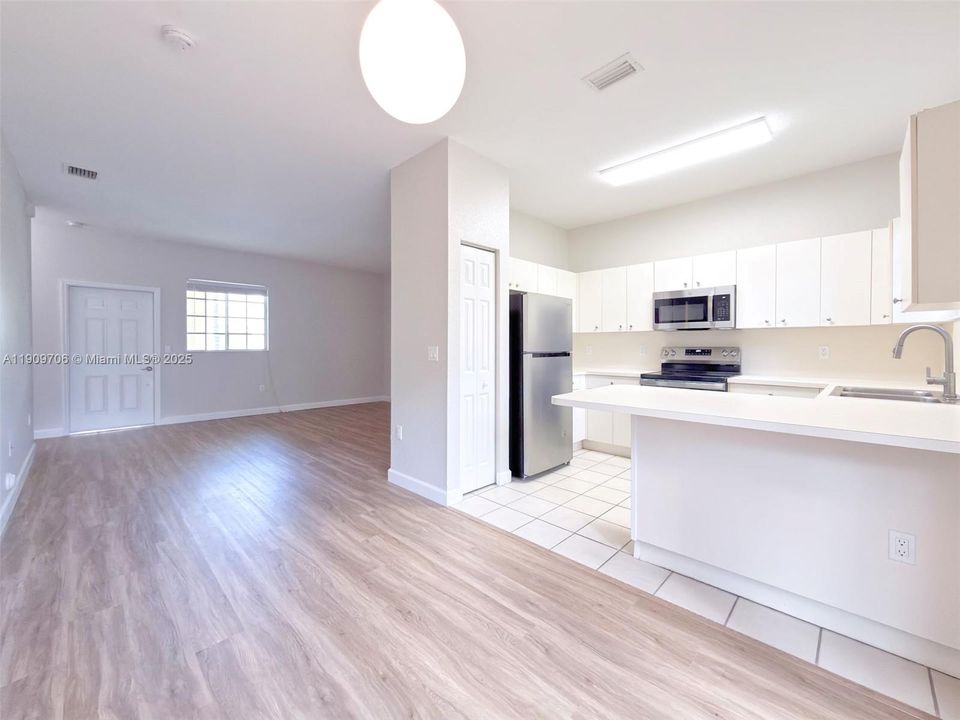 待售: $265,000 (2 贝兹, 2 浴室, 1048 平方英尺)