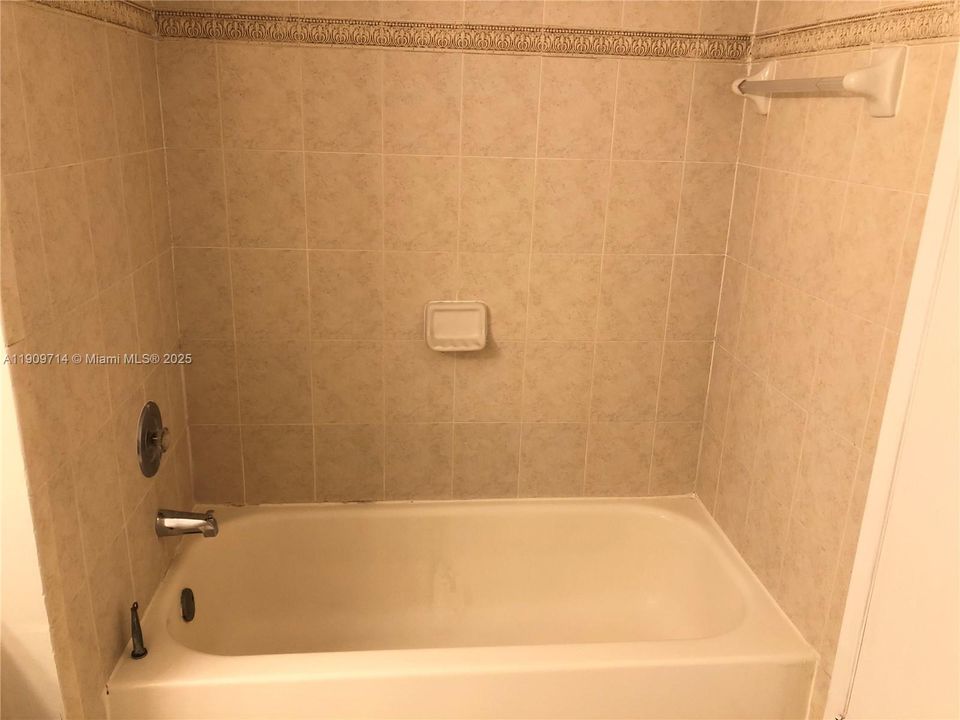 Activo con contrato: $2,100 (1 camas, 1 baños, 899 Pies cuadrados)