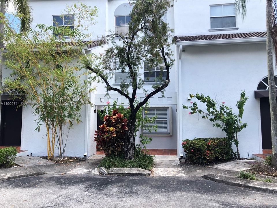 Activo con contrato: $2,100 (1 camas, 1 baños, 899 Pies cuadrados)