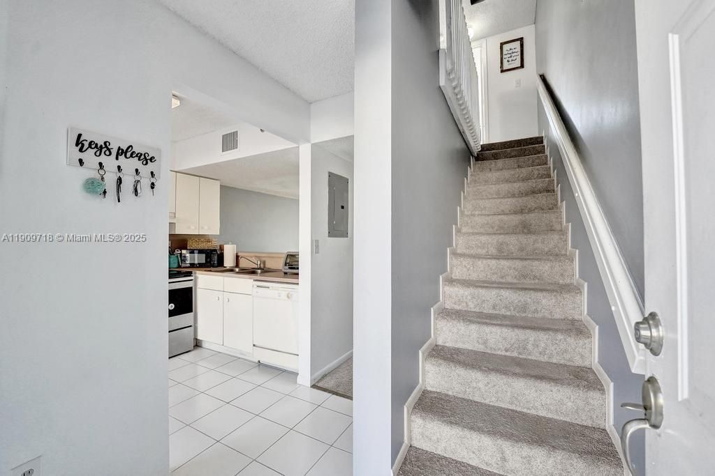 На продажу: $430,000 (2 спален, 2 ванн, 1158 Квадратных фут)