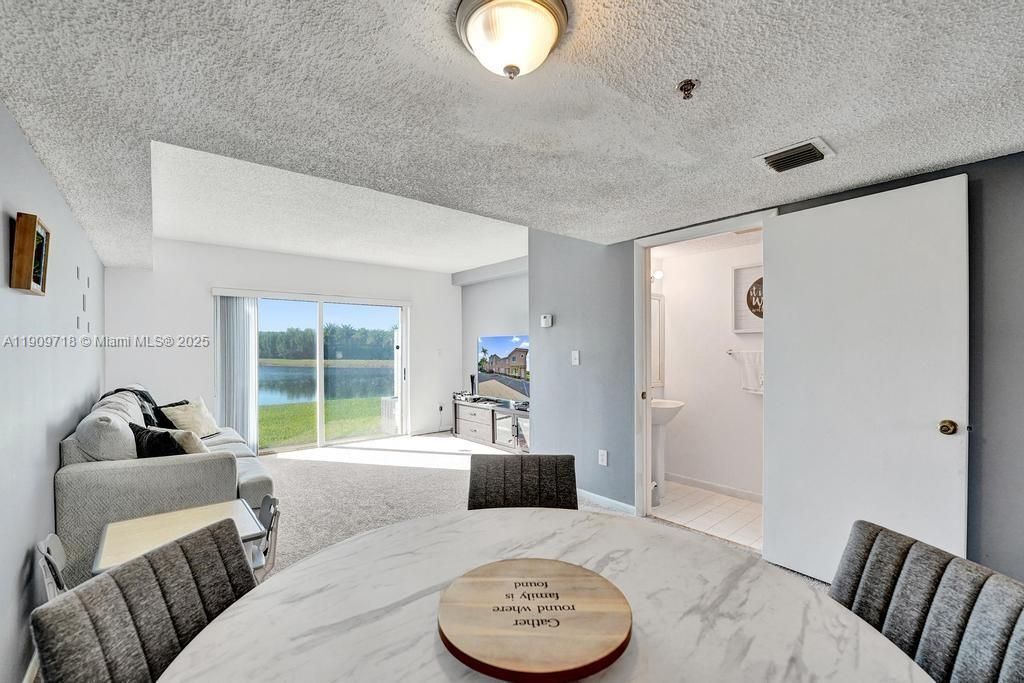 На продажу: $430,000 (2 спален, 2 ванн, 1158 Квадратных фут)