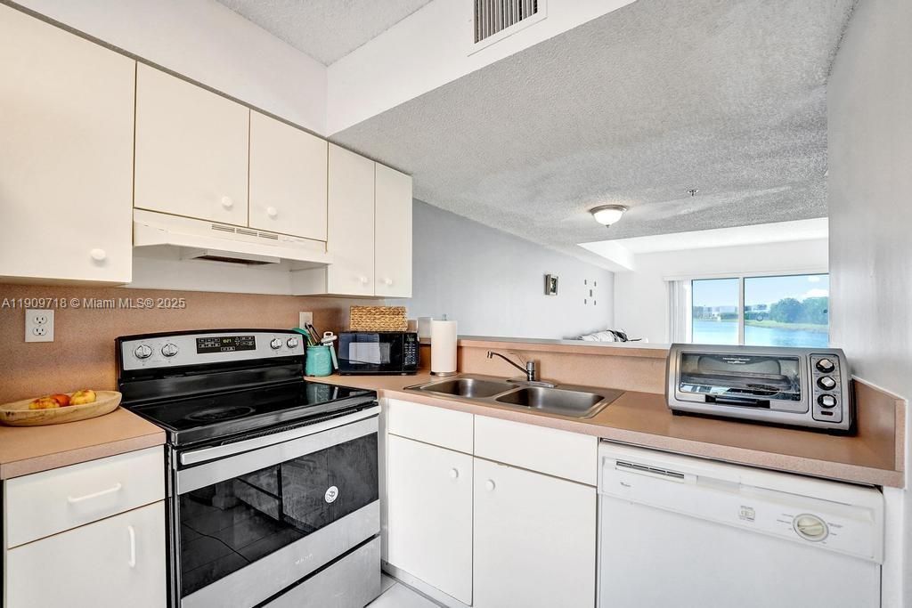 На продажу: $430,000 (2 спален, 2 ванн, 1158 Квадратных фут)