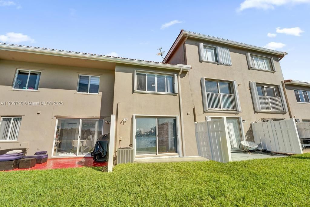 На продажу: $430,000 (2 спален, 2 ванн, 1158 Квадратных фут)