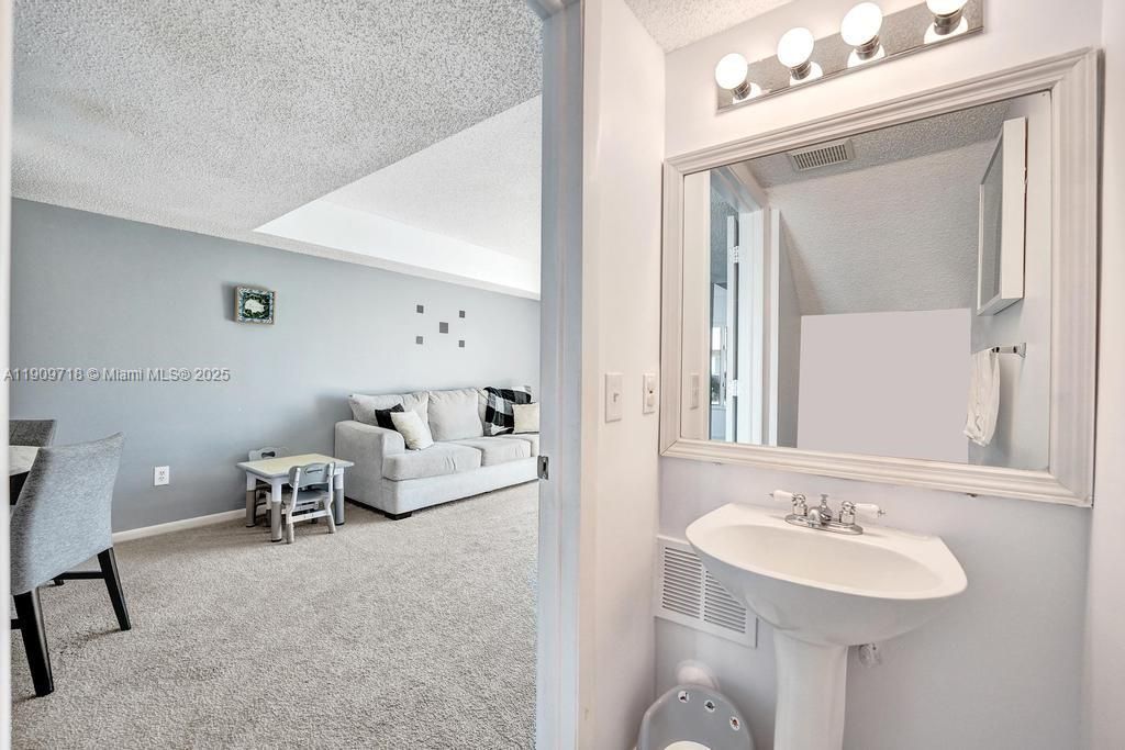 На продажу: $430,000 (2 спален, 2 ванн, 1158 Квадратных фут)