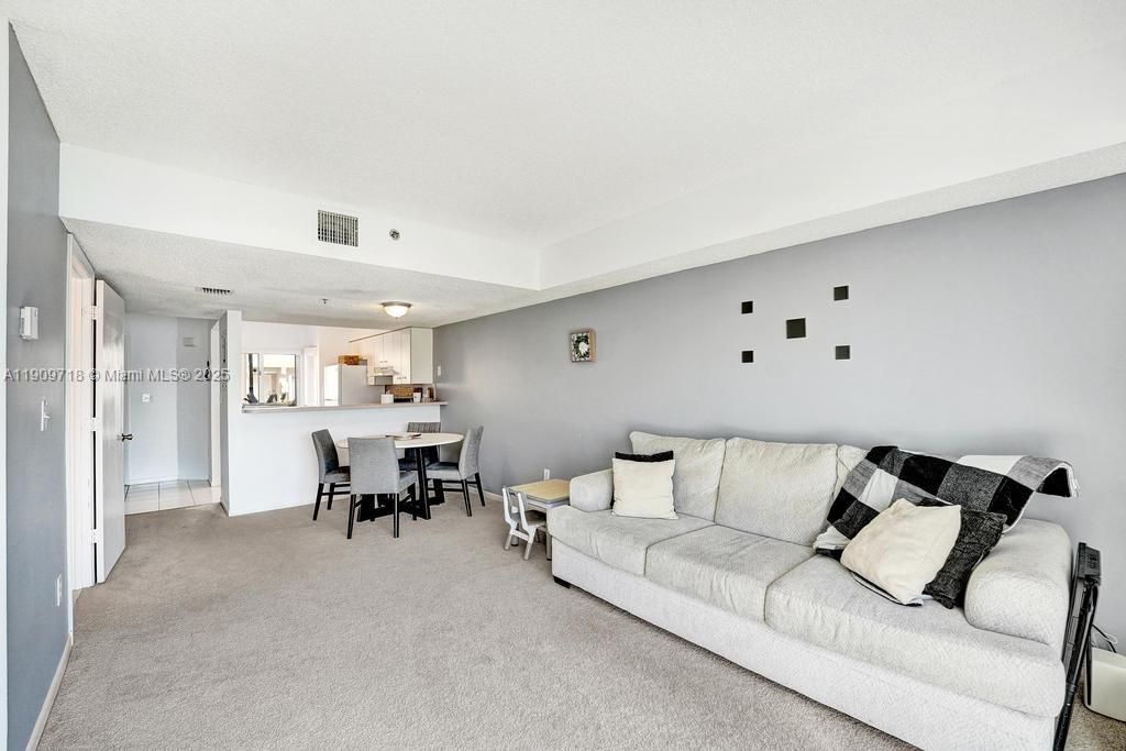 На продажу: $430,000 (2 спален, 2 ванн, 1158 Квадратных фут)