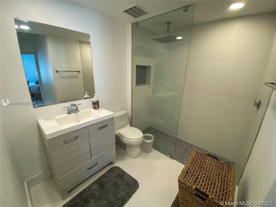 For Rent: $2,700 (2 beds, 2 baths, 802 Square Feet)