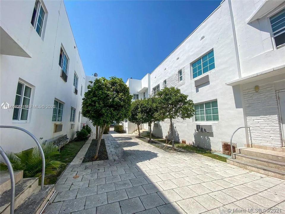 For Rent: $2,700 (2 beds, 2 baths, 802 Square Feet)