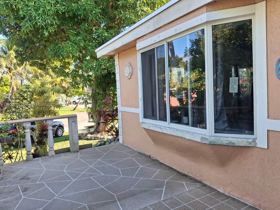 For Sale: $700,000 (4 beds, 3 baths, 2006 Square Feet)