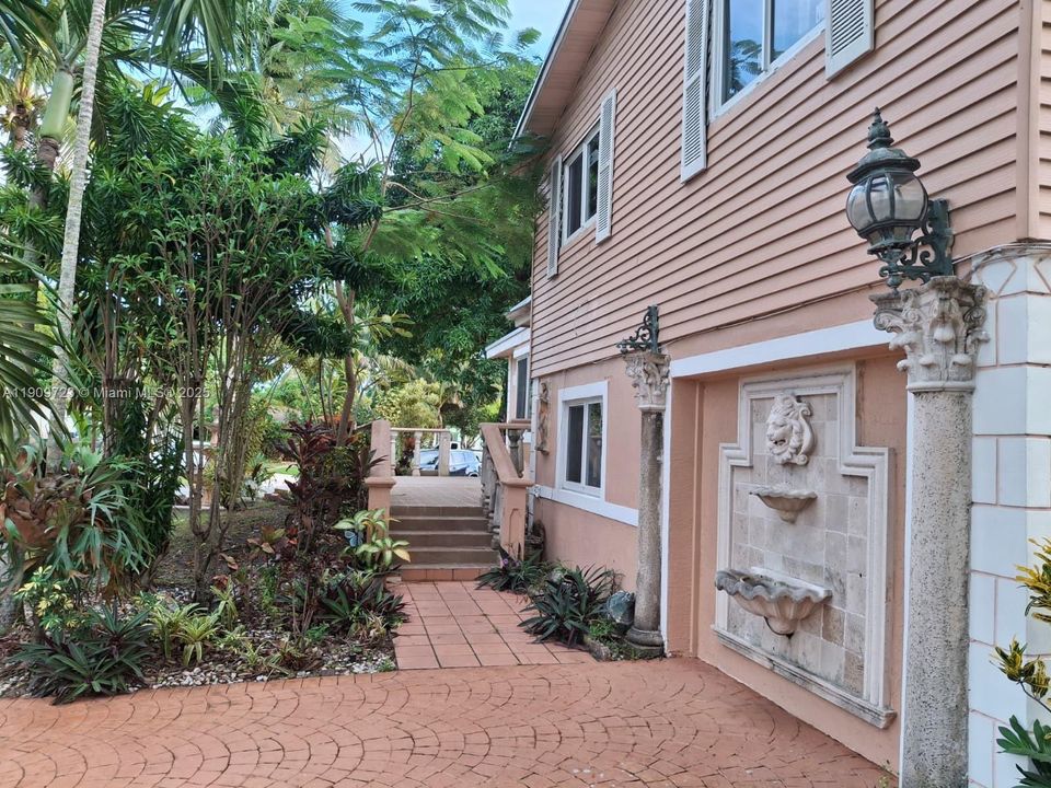 For Sale: $700,000 (4 beds, 3 baths, 2006 Square Feet)