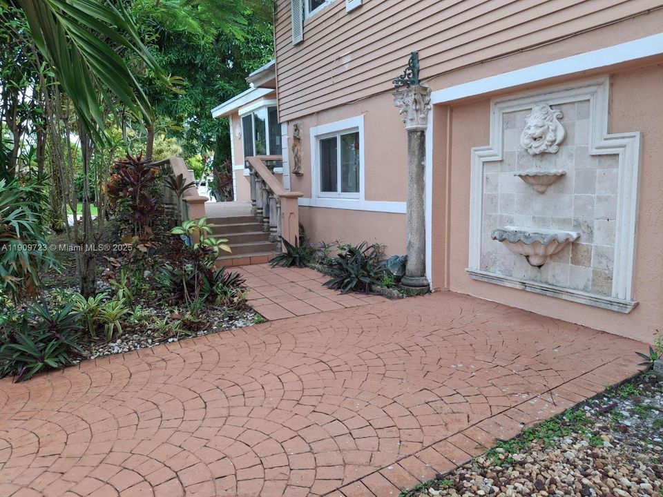 For Sale: $700,000 (4 beds, 3 baths, 2006 Square Feet)