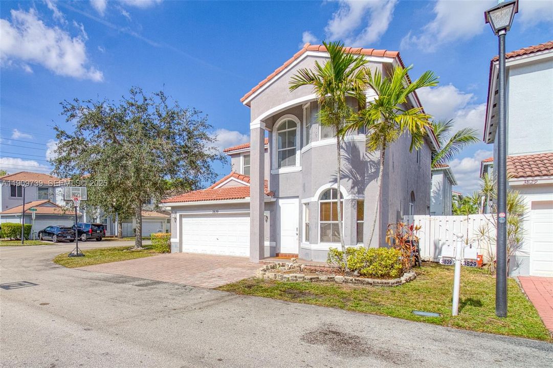 Под контрактом: $750,000 (4 спален, 3 ванн, 2184 Квадратных фут)