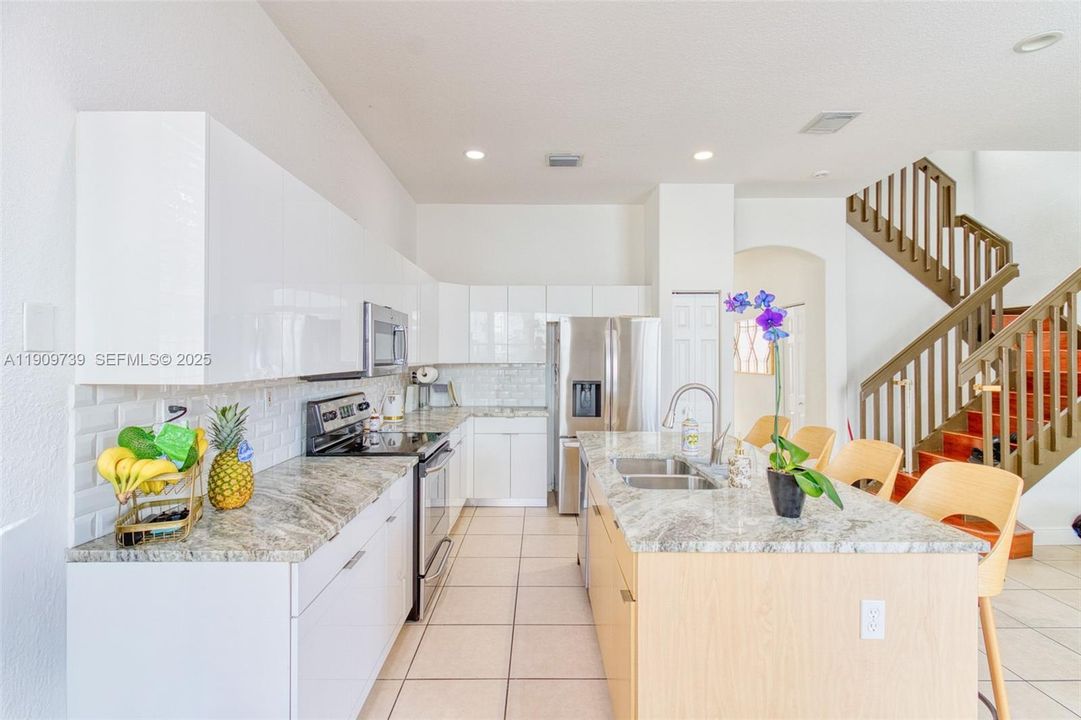 Под контрактом: $750,000 (4 спален, 3 ванн, 2184 Квадратных фут)