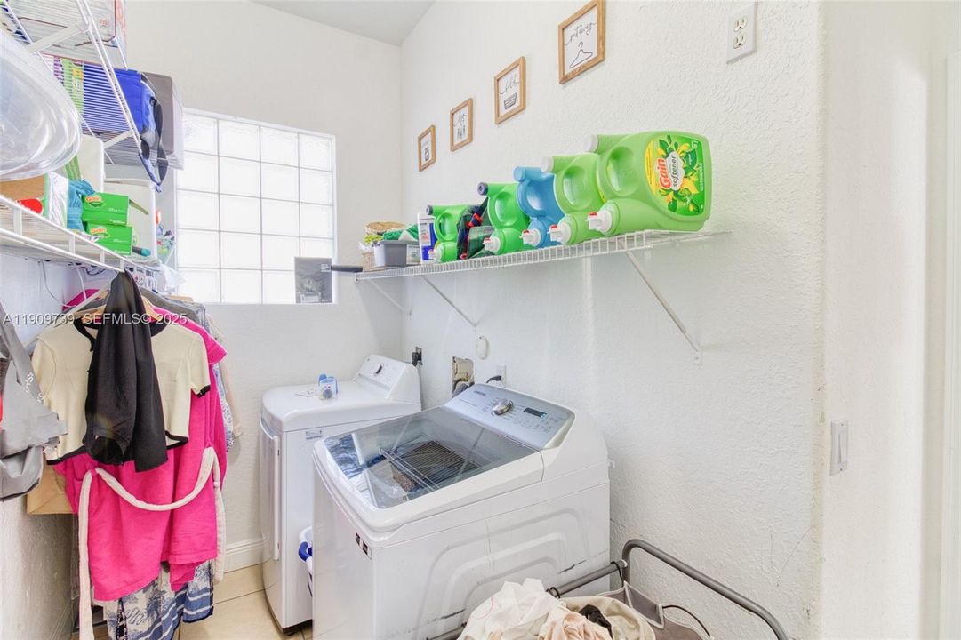 Под контрактом: $750,000 (4 спален, 3 ванн, 2184 Квадратных фут)