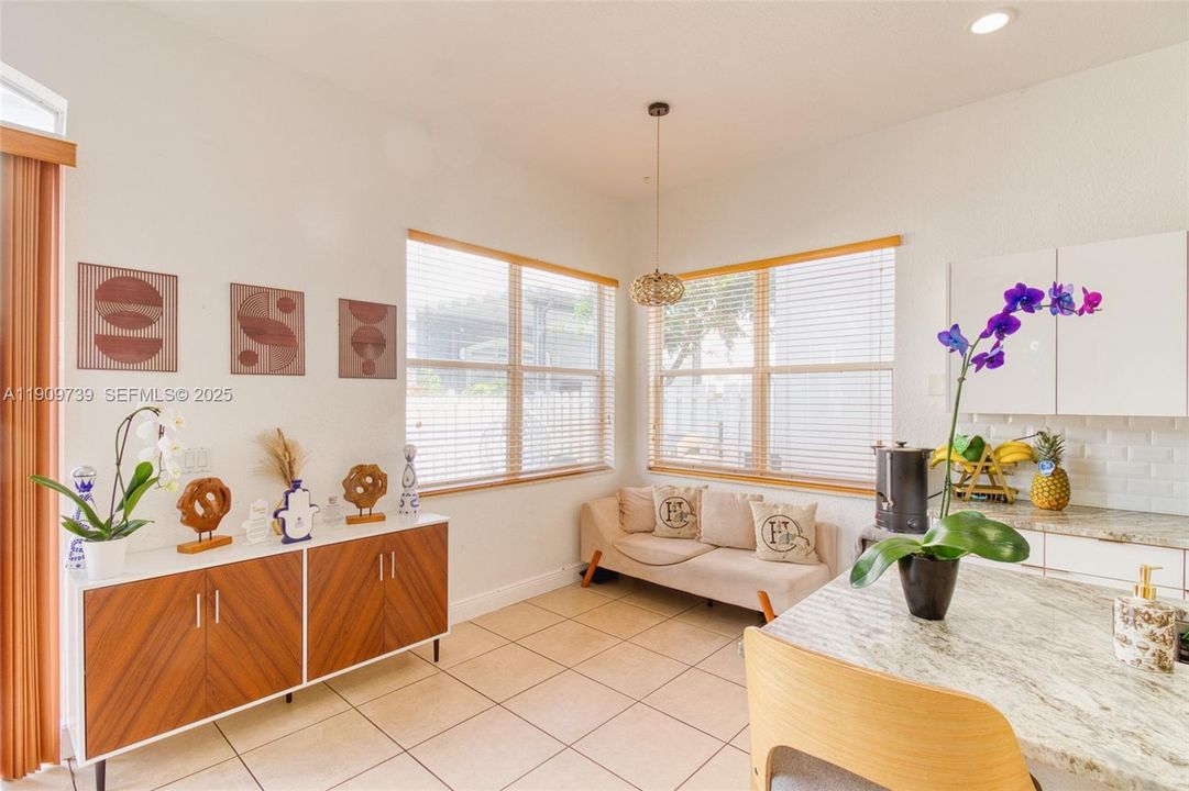 Под контрактом: $750,000 (4 спален, 3 ванн, 2184 Квадратных фут)