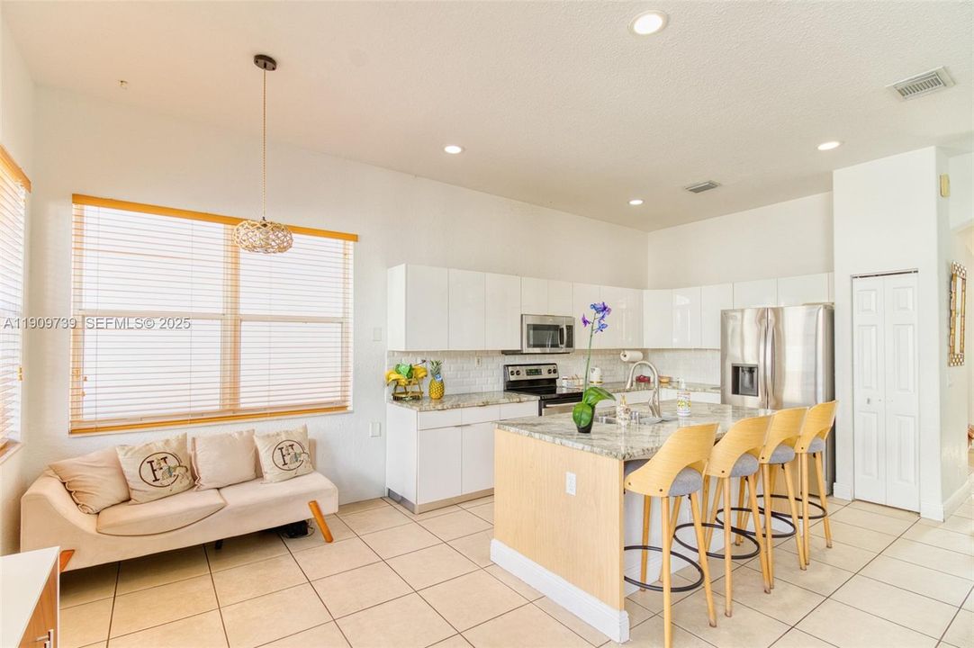 Под контрактом: $750,000 (4 спален, 3 ванн, 2184 Квадратных фут)