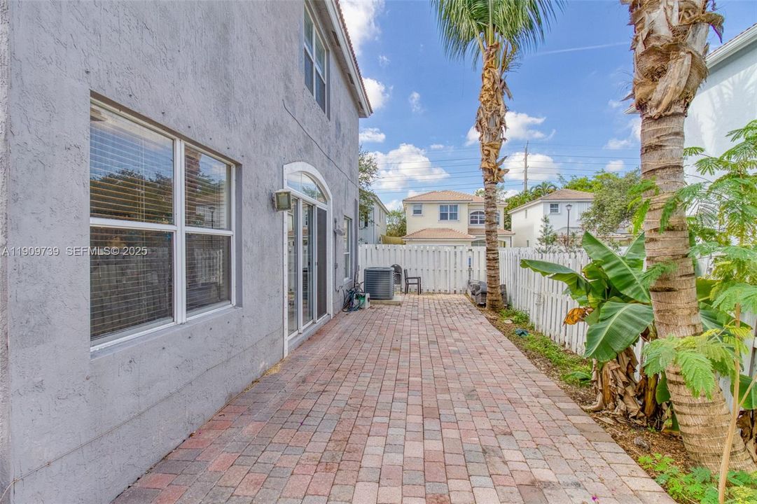 Под контрактом: $750,000 (4 спален, 3 ванн, 2184 Квадратных фут)