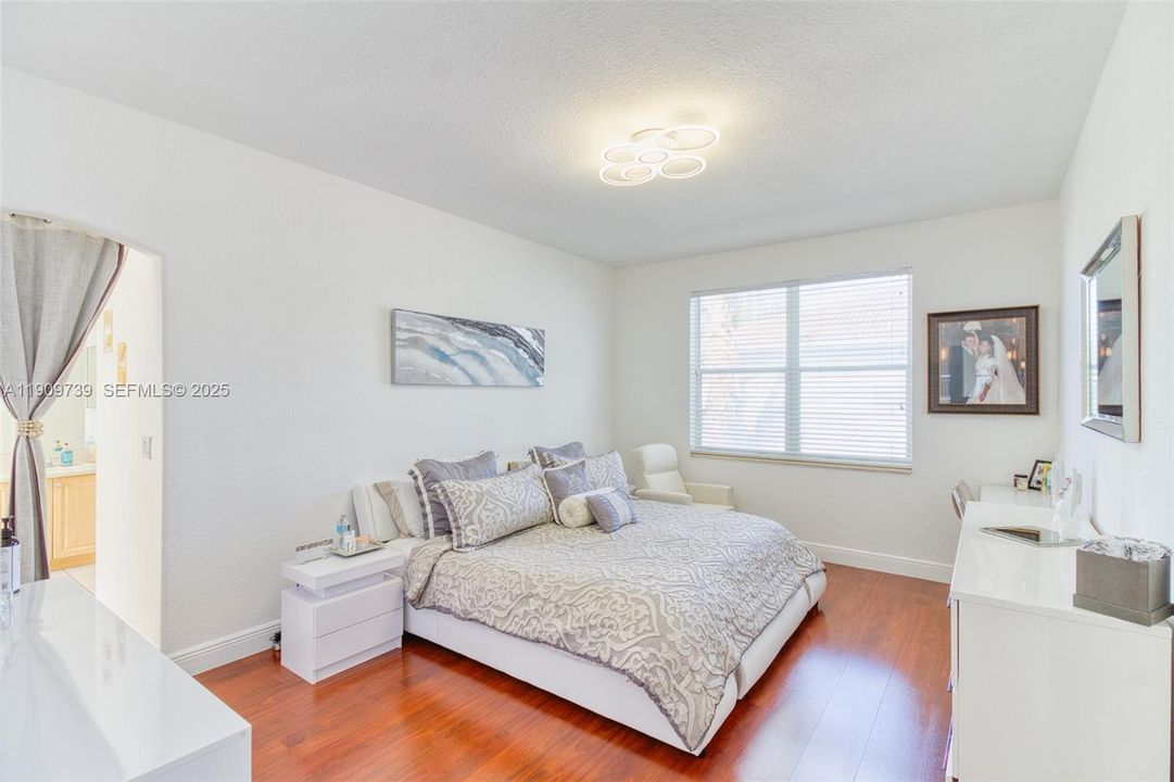 Под контрактом: $750,000 (4 спален, 3 ванн, 2184 Квадратных фут)