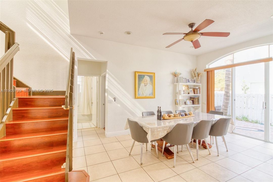 Под контрактом: $750,000 (4 спален, 3 ванн, 2184 Квадратных фут)