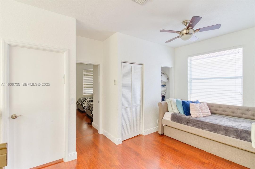 Под контрактом: $750,000 (4 спален, 3 ванн, 2184 Квадратных фут)