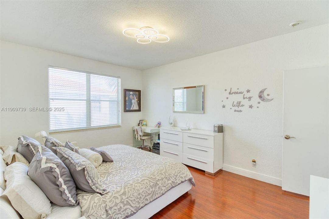 Под контрактом: $750,000 (4 спален, 3 ванн, 2184 Квадратных фут)