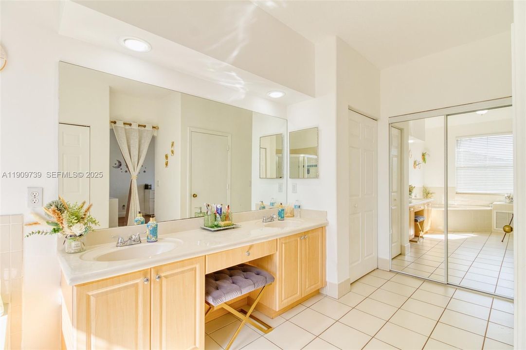 Под контрактом: $750,000 (4 спален, 3 ванн, 2184 Квадратных фут)