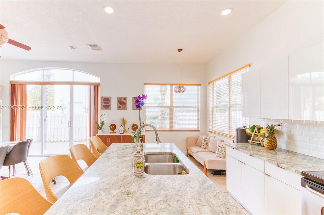 Под контрактом: $750,000 (4 спален, 3 ванн, 2184 Квадратных фут)