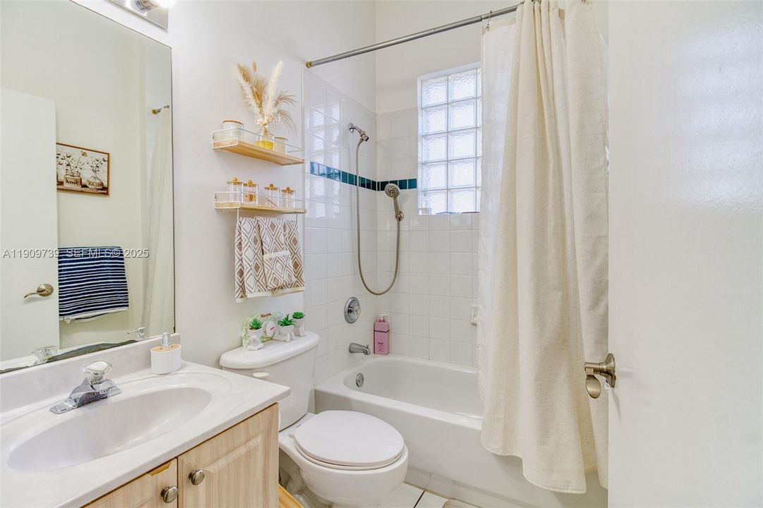 Под контрактом: $750,000 (4 спален, 3 ванн, 2184 Квадратных фут)