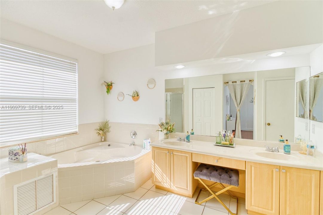 Под контрактом: $750,000 (4 спален, 3 ванн, 2184 Квадратных фут)