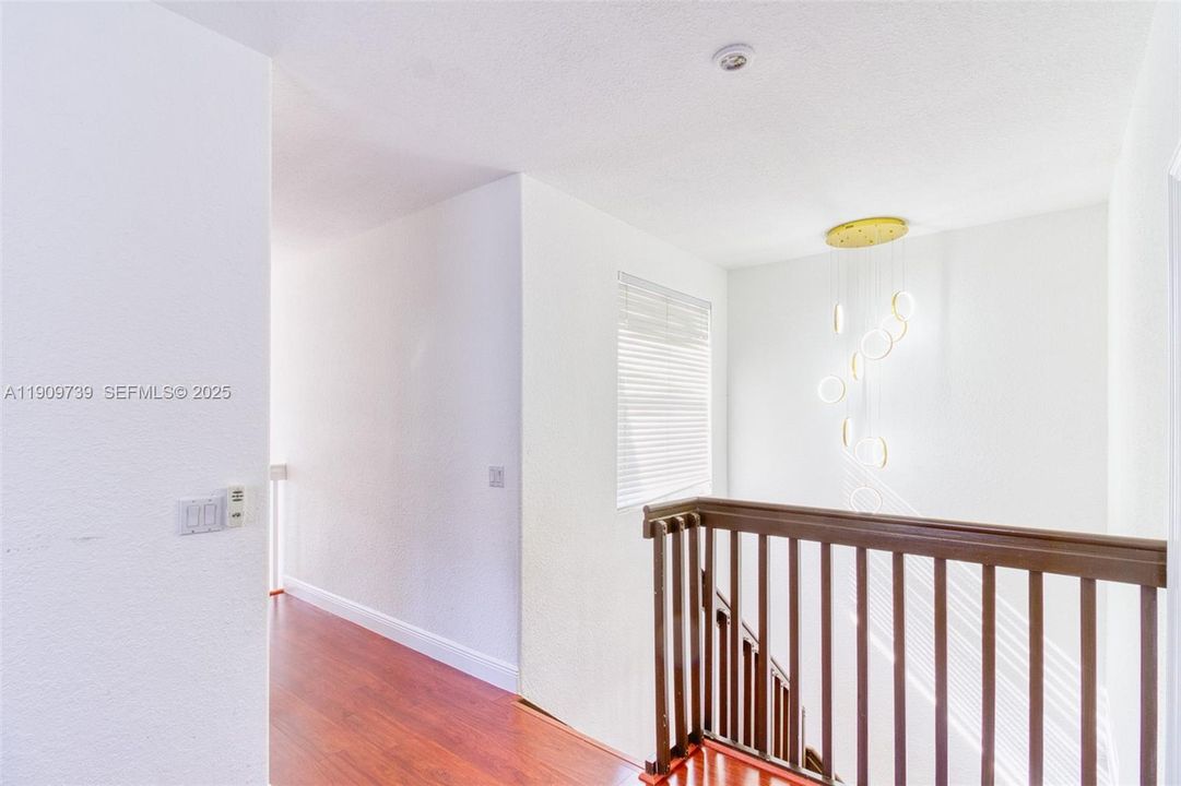 Под контрактом: $750,000 (4 спален, 3 ванн, 2184 Квадратных фут)