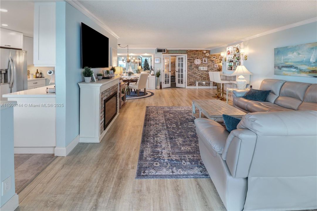 待售: $869,000 (2 贝兹, 2 浴室, 1570 平方英尺)