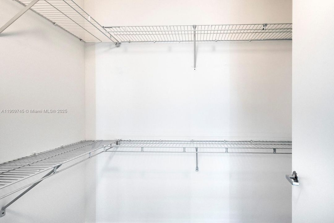 待售: $339,000 (1 贝兹, 1 浴室, 845 平方英尺)