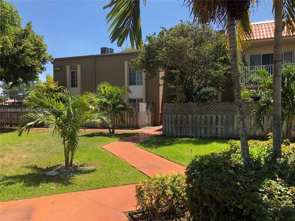 合同活跃: $249,000 (1 贝兹, 1 浴室, 810 平方英尺)