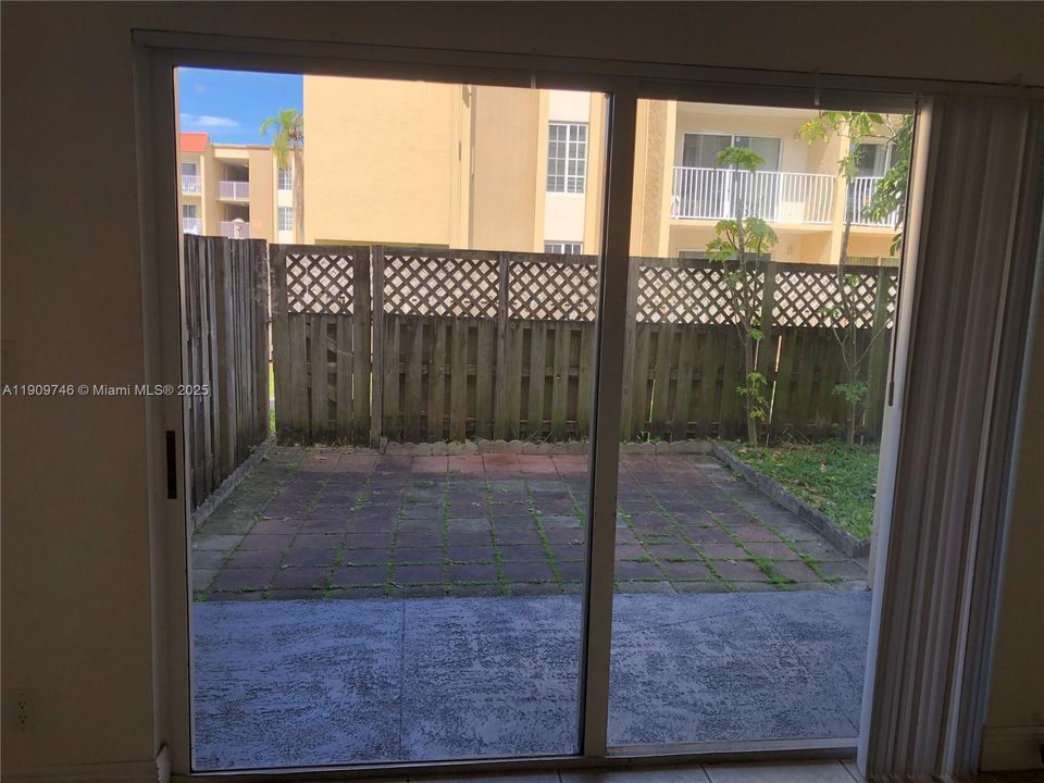 合同活跃: $249,000 (1 贝兹, 1 浴室, 810 平方英尺)