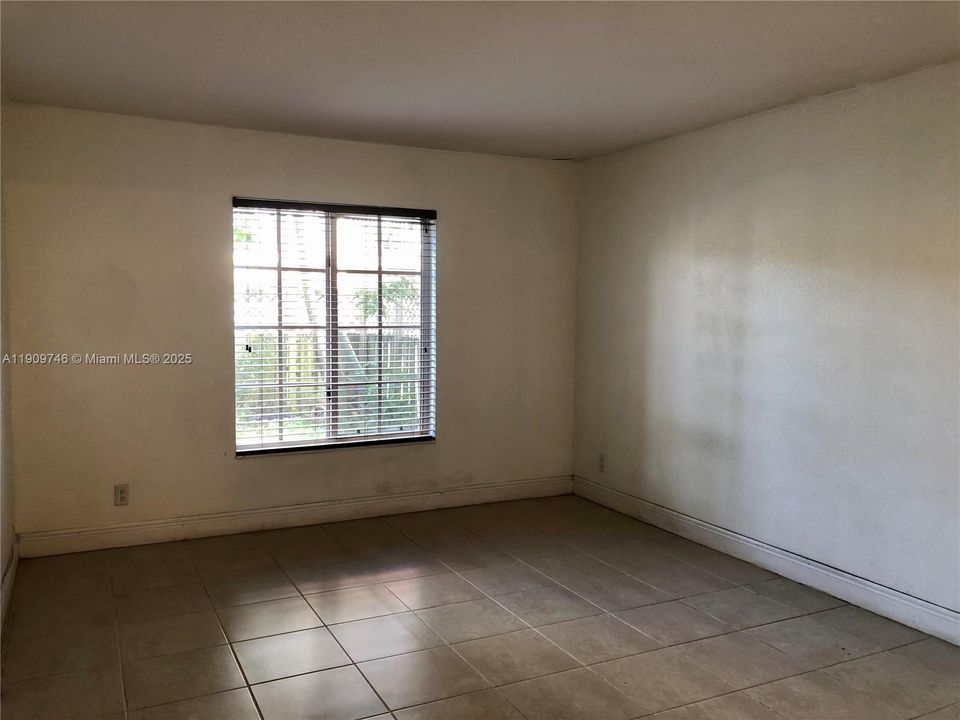 合同活跃: $249,000 (1 贝兹, 1 浴室, 810 平方英尺)