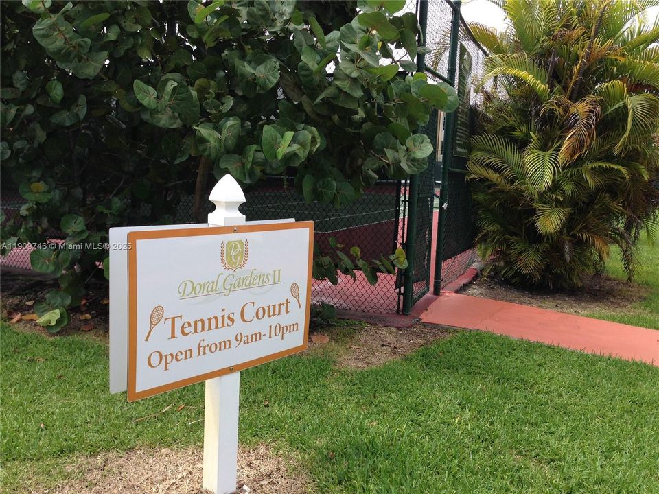 合同活跃: $249,000 (1 贝兹, 1 浴室, 810 平方英尺)