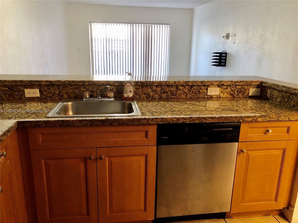 合同活跃: $249,000 (1 贝兹, 1 浴室, 810 平方英尺)