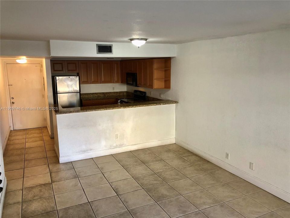 合同活跃: $249,000 (1 贝兹, 1 浴室, 810 平方英尺)