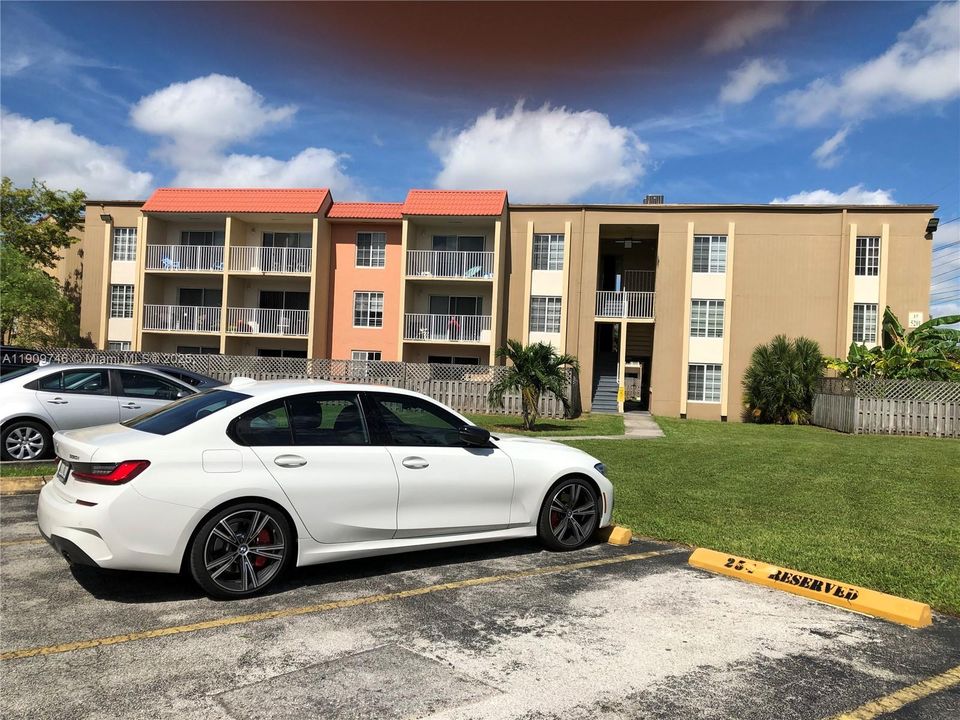 合同活跃: $249,000 (1 贝兹, 1 浴室, 810 平方英尺)