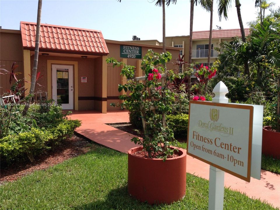 合同活跃: $249,000 (1 贝兹, 1 浴室, 810 平方英尺)