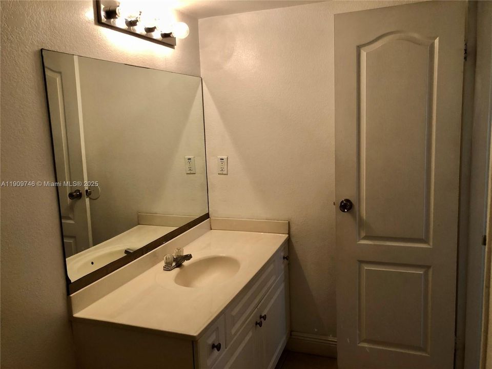 合同活跃: $249,000 (1 贝兹, 1 浴室, 810 平方英尺)