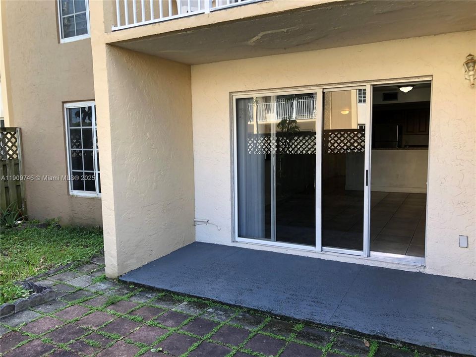 合同活跃: $249,000 (1 贝兹, 1 浴室, 810 平方英尺)