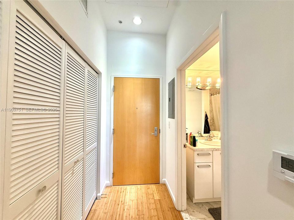 For Sale: $280,000 (1 beds, 1 baths, 506 Square Feet)