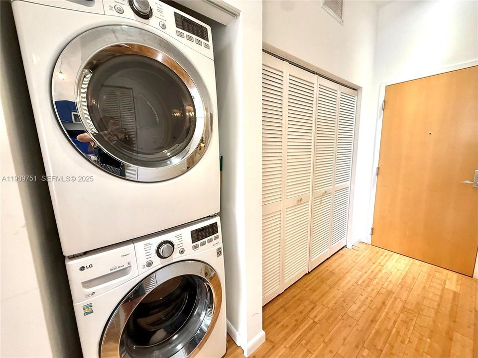 For Sale: $280,000 (1 beds, 1 baths, 506 Square Feet)