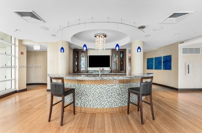 For Sale: $280,000 (1 beds, 1 baths, 506 Square Feet)