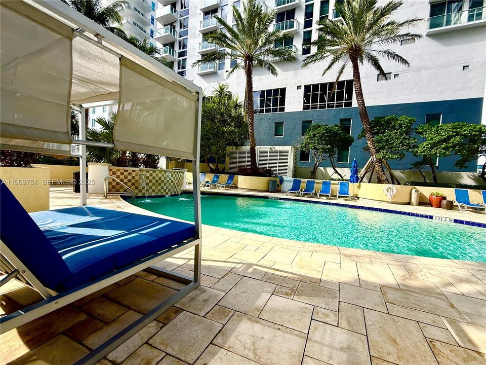 For Sale: $280,000 (1 beds, 1 baths, 506 Square Feet)